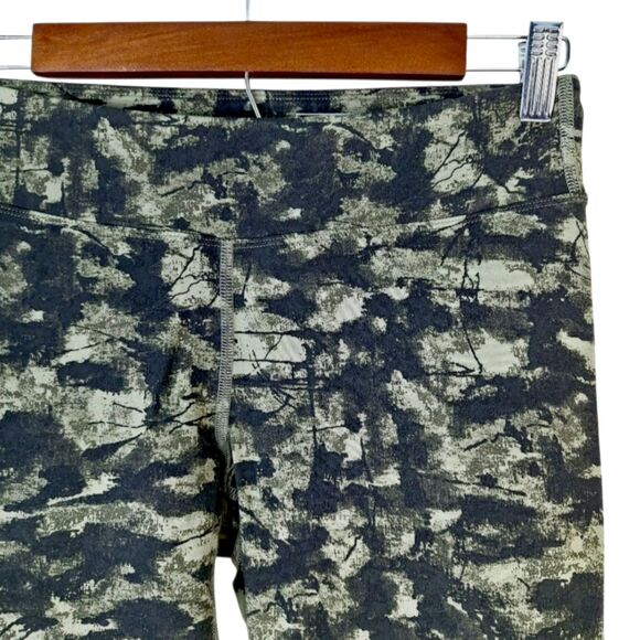 L.L. Bean Green Abstract Camo Capri Leggings Sz XS | UPF 50+ Activewear - Picture 6 of 10